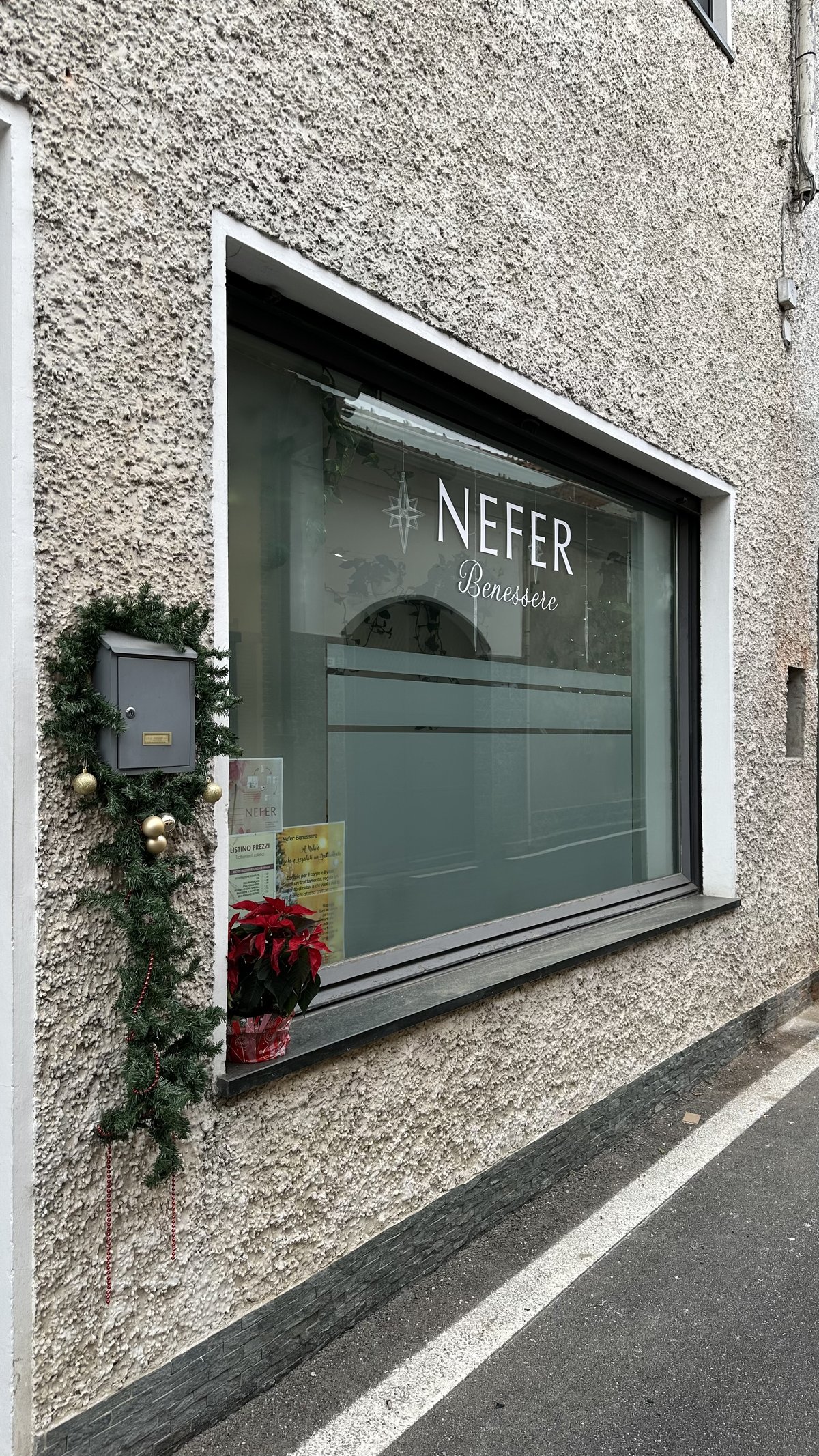 Vetrina centro estetico NEFER Benessere Leini