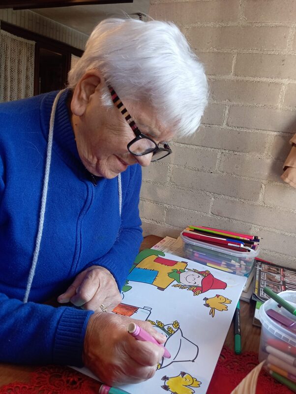 Ospite impegnata in un laboratorio di pittura a Villa Roveglia